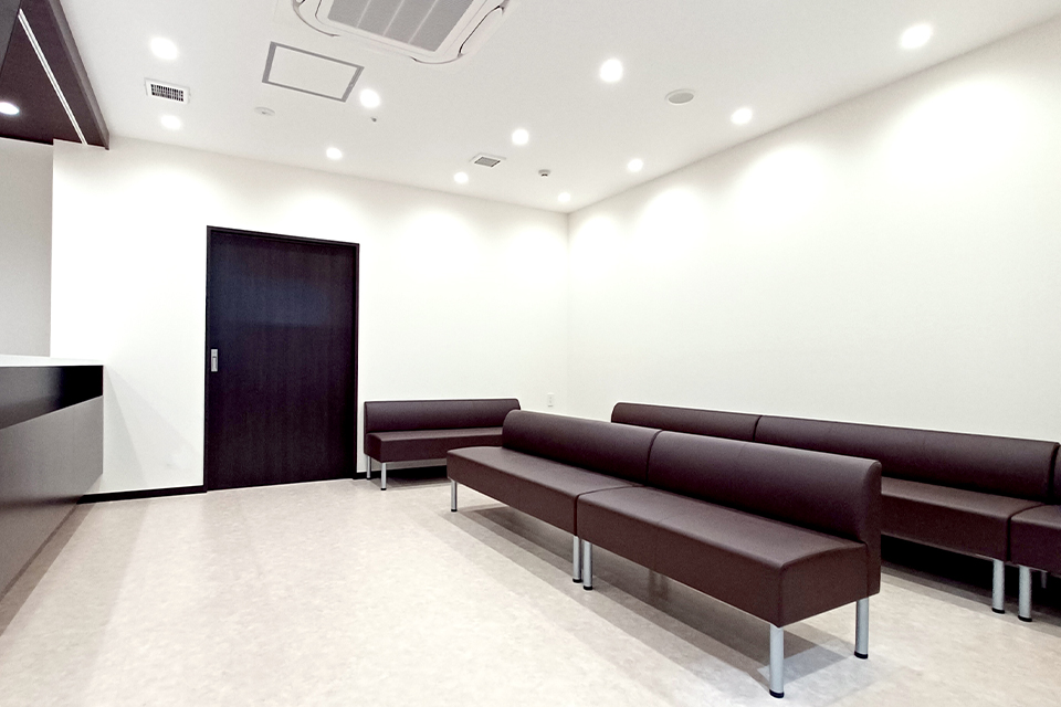 大きなソファのある広い待合室です。診察の順番をお待ちいただく間、ゆったりとお過ごしください。